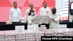 Uang sebesar Rp81 miliar dijajar KPK dalam konferensi pers terkait kasus yang menjerat Gubernur Papua, Lukas Enembe. (Foto: Humas KPK)