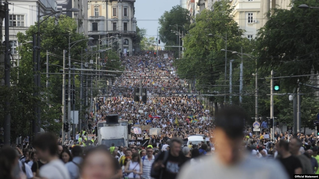 Učesnici skupa "Srbija protiv nasilja" u protesnoj šetnji niz Ulicu kneza Miloša, Begradu, 1. jula 2023. (Foto: FoNet)
