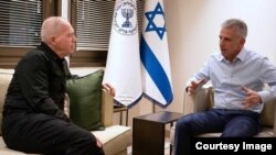 دیدار وزیر دفاع اسرائیل (سمت چپ) با رئیس موساد
