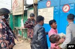 Masyarakat setempat membawa seorang pria yang terluka akibat tertembak untuk mendapatkan bantuan darurat di Médecins Sans Frontières (MSF) di Ukhia, 4 Februari 2024, setelah tindakan keras militer di perbatasan Bangladesh-Myanmar. (Tanbir MIRAJ / AFP)