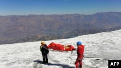 Petugas kepolisian mengevakuasi jenazah pendaki asal AS William Stampfl, yang dilaporkan hilang sejak Juni 2002, di wilayah Ancash, yang berjarak 400 kilometer dari Lima, Peru, pada 8 Juli 2024. (Foto: Handout/Peruvian National Police/AFP)