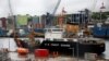 Kapal penjaga pantai AS berlabuh di pelabuhan St. John, Newfoundland, Kanada, setelah melakukan pencarian puing-puing kapal selam Titan pada 28 Juni 2023. (Foto: Reuters/David Hiscock)