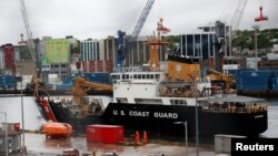 Kapal penjaga pantai AS berlabuh di pelabuhan St. John, Newfoundland, Kanada, setelah melakukan pencarian puing-puing kapal selam Titan pada 28 Juni 2023. (Foto: Reuters/David Hiscock)