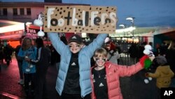 Los seguidores de Nueva Zelanda posan para una foto cuando llegan a Eden Park para el partido de fútbol de la Copa Mundial Femenina entre Nueva Zelanda y Noruega en Auckland, Nueva Zelanda, el jueves 20 de julio de 2023.