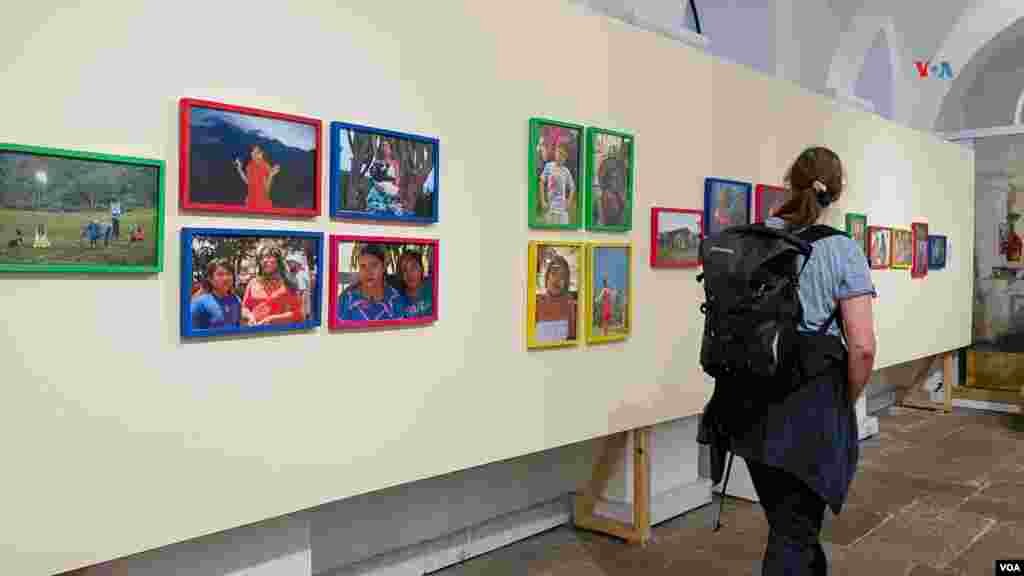 El resultado de la exposición se dio gracias a la participación de estas mujeres en talleres realizados en el museo, en Bogotá. Además de una visita visita de varios artistas a su hogar, en Salento, en 2021, donde compartieron su cotidianidad.