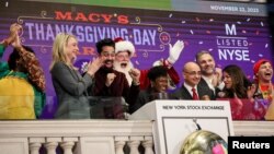 Sinterklas Macy dan tamu lainnya membunyikan bel pembukaan untuk merayakan Parade Hari Thanksgiving Macy ke-97 di New York Stock Exchange (NYSE) di New York City, AS, 22 November 2023. (REUTERS/Brendan McDermid)