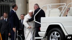 Papa Fransisiko yinjira mu muduga imbere yo kujanwa mu bitaro