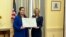 Посолка України у США Оксана Маркарова вручає диплом «Почесний доктор Національної академії наук України» президентці Національної академії наук США (NAS) Марші Макнат 