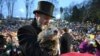 El entrenador del Club de la Marmota, A.J. Dereume sostiene a Punxsutawney Phil, la marmota que pronostica el clima, durante la celebración número 138 del Día de la Marmota en Gobbler's Knob en Punxsutawney, Pensilvania, el viernes 2 de febrero de 2024. (Foto AP/Barry Reeger)