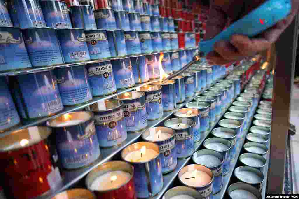 Cientos de velas fueron encendidas en el Muro de las Lamentaciones en homenaje a los israelíes fallecidos durante la guerra entre Israel y Hamás.