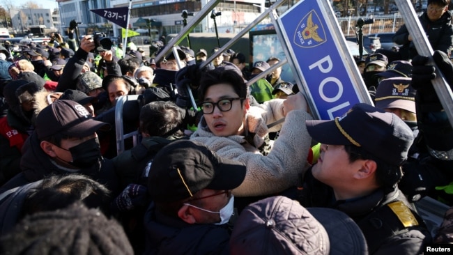 Nông dân nuôi chó xô xát với cảnh sát Hàn Quốc trong cuộc biểu tình yêu cầu chính phủ hủy bỏ kế hoạch thông qua dự luật thực thi lệnh cấm ăn thịt chó, ngay trước Văn phòng Tổng thống ở Seoul, Hàn Quốc, ngày 30 tháng 11 năm 2023.