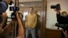 Američki novinar Evan Gerškovič, uhapšen pod optužbom za špijunažu, stoji u kavezu za optuženike u sudu u Moskvi, 19. septembra 2023.
