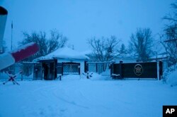 FILE - Pintu masuk koloni penjara di kota Kharp, di wilayah Yamalo-Nenetsk sekitar 1.900 kilometer timur laut Moskow, Rusia, Selasa, 23 Januari 2024. (AP)