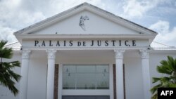 Une photo prise le 20 novembre 2019 montre une vue générale du bâtiment du Palais de Justice, bâtiment judiciaire de la Cour suprême et de la Cour d'appel, sur l'île de Mahé, la plus grande île contient la capitale Victoria, Seychelles. (Photo par Yasuyoshi CHIBA / AFP)