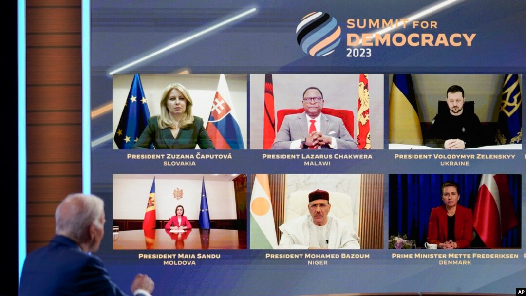 Prezident Jo Bayden Oq uydan turib, Demokratiya sammitida qatnashmoqda, Vashington, 29-mart, 2023 