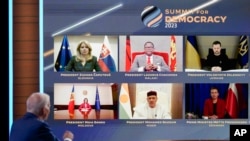 拜登总统在白宫南礼堂对通过视频连线参加民主峰会的世界领导人发表讲话。(2023年3月29日)