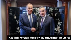 Šef ruske diplomatije SErgej Lavrov i kineski diplomata Vang Ji na marginama sastnaka ASEAN-a u Džakarti, 13. jula 2023. (Foto: via Reuters)