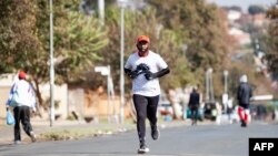 Mokgele Ramathe dit "Roro", 42 ans, fait partie des 17.920 coureurs qualifiés pour la Course des Camarades.