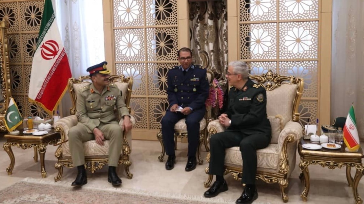 Iran, Pakistan Military Chiefs Meet