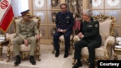 ইরানের সেনাপ্রধান জেনারেল হোসেন বাগেরি ডানে, পাকিস্তানের সেনাপ্রধান জেনারেল আসিম মুনিরের সাথে কথা বলছেন। তেহরান, ১৫ জুলাই ২০২৩। (ছবি-পাকিস্তান সেনাবাহিনী) 