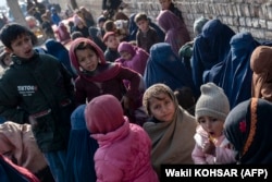 Perempuan dan anak-anak pengungsi Afghanistan yang dideportasi dari Pakistan terlihat di kamp Komisaris Tinggi PBB untuk Pengungsi di pinggiran Kabul, 9 Januari 2024. (Foto: AFP)