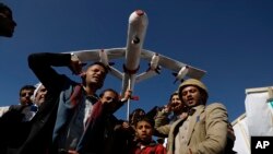 지난달 23일 예멘 수도 사나에서 후티 반군 지지자들이 모형 드론(무인항공기)을 들고 시위하고 있다. (자료사진)