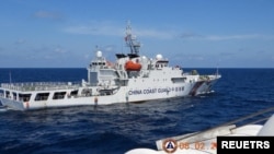 Một tàu hải cảnh Trung Quốc di chuyển gần tàu BRP Teresa Magbanua của Tuần duyên Philippines gần bãi cạn Scarborough ở Biển Đông, vào ngày 8 tháng 2 năm 2024.