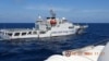 2024年2月8日，菲律宾南中国海斯卡伯勒浅滩附近，一艘中国海岸警卫队船只在菲律宾海岸警卫队船只特雷莎·马格巴努亚号附近演习. 