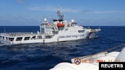 Kapal penjaga pantai China melakukan manuver di dekat kapal penjaga pantai Filipina BRP Teresa Magbanua di dekat Scarborough Shoal di Laut China Selatan, pada 8 Februari 2024. (Foto: Philippine Coast Guard/Handout via Reuters)