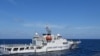 Sebuah kapal Penjaga Pantai China bermanuver di dekat kapal Penjaga Pantai Filipina BRP Teresa Magbanua dekat Scarborough Shoal di Laut hCina Selatan, Filipina, 8 Februari 2024. (Foto: via Reuters)