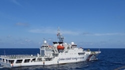 Sebuah kapal Penjaga Pantai China bermanuver di dekat kapal Penjaga Pantai Filipina BRP Teresa Magbanua dekat Scarborough Shoal di Laut hCina Selatan, Filipina, 8 Februari 2024. (Foto: via Reuters)