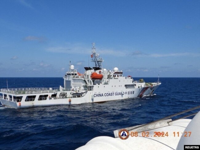 Sebuah kapal Penjaga Pantai China bermanuver di dekat kapal Penjaga Pantai Filipina BRP Teresa Magbanua dekat Scarborough Shoal di Laut Cina Selatan, Filipina, 8 Februari 2024. (Foto: via Reuters)