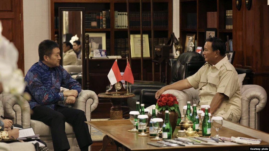 FILE - Duta Besar China untuk Indonesia Lu Kang (kiri) berbicara dengan Prabowo Subianto dalam kunjungannya ke kediaman Prabowo, 18 Februari 2024. (Courtesy: TKN Prabowo Gibran)