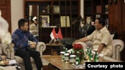 Duta Besar China untuk Indonesia Lu Kang (kiri) berbicara dengan Prabowo Subianto dalam kunjungannya ke kediaman Prabowo di Jakarta pada 18 Februari 2024. (Foto: Courtesy of TKN Prabowo Gibran)