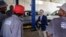 Chris Pappas rend visite à un garagiste de Mpophomeni, le township pauvre de sa circonscription de 120.000 habitants qui compte aussi deux villes de classe moyenne.