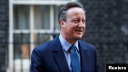 El ex primer ministro de Reino Unido y el recién nombrado secretario de Asuntos Exteriores, David Cameron, caminan frente al número 10 de Downing Street en Londres, el 13 de noviembre de 2023. REUTERS/Suzanne Plunkett