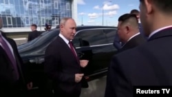 지난해 9월 러시아를 방문한 김정은 북한 국무위원장에게 블라디미르 푸틴 대통령이 자신의 관용차인 러시아산 '아우루스' 리무진을 소개하고 있다.