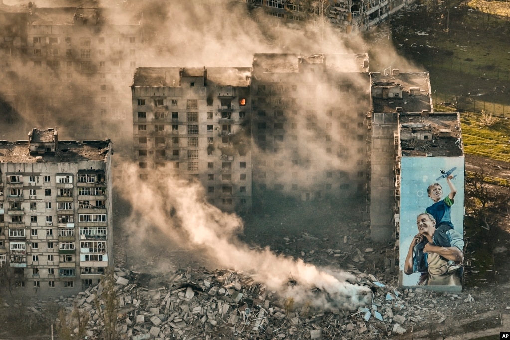 Restos de edificios en Bájmut, Ucrania, escenario de intensas batallas entre las tropas de Kiev y las de Moscú, el 26 de abril de 2023. (AP Foto/Libkos).