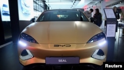 德国柏林的比亚迪汽车专卖店展示的比亚迪电动汽车。 （2024年1月31日）