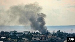 Asap mengepul menyusul pemboman Israel di Rafah timur di Jalur Gaza selatan, 13 Februari 2024, di tengah konflik Israel dan kelompok militan Hamas, Palestina. (SAID KHATIB/AFP)