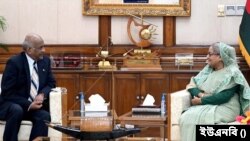 শ্রীলঙ্কার বিদায়ী হাইকমিশনার প্রফেসর সুদর্শন ডি এস সেনভিরাইন প্রধানমন্ত্রী শেখ হাসিনার সঙ্গে সাক্ষাৎ করেন। 