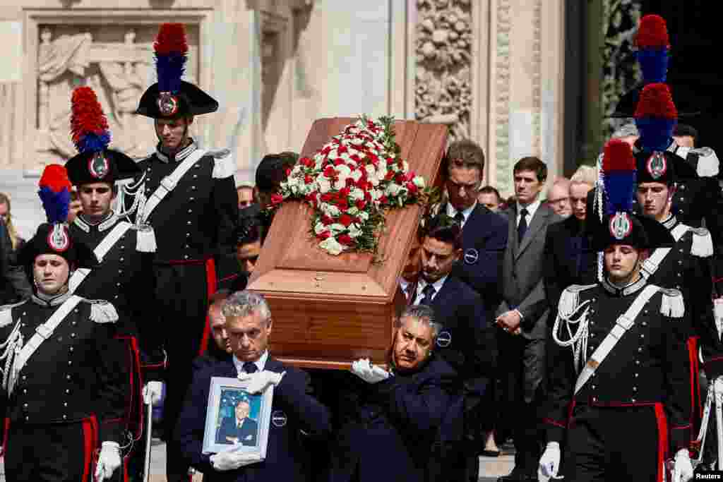 Ковчегот на поранешниот италијански премиер Силвио Берлускони за време на неговиот државен погреб во катедралата Дуомо, во Милано.