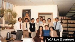 ຮູບຖ່າຍປີ 1985 ຂອງທີມງານ VOA ພະແນກພາສາລາວ. ຂວາສຸດ ແມ່ນ ທ່ານລິນທອງ ນ້ອຍນາລາ.