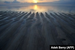Hamparan pasir tergambar di sepanjang pantai di Pulau Anano, sebuah pulau kecil yang terletak jauh dari kelompok utama yang membentuk Kabupaten Wakatobi pada 26 April 2009. (Foto: AFP/Adek Berry)