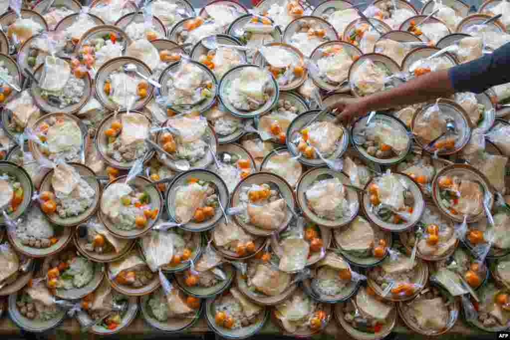 Seorang pria menyiapkan makanan untuk berbuka puasa selama bulan suci Ramadan di sebuah masjid di Yogyakarta. (Foto: Devi Rahman / AFP)&nbsp;