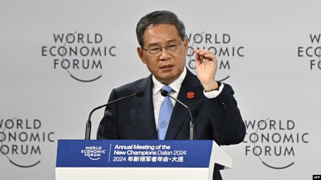 中国总理李强在辽宁省大连市举办的世界经济论坛年度会议开幕式上讲话。（2024年6月25日）