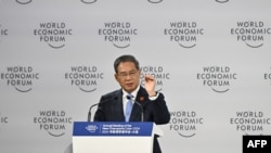 នាយក​រដ្ឋមន្ត្រី​ចិន​លោក Li Qiang ថ្លែង​ក្នុង​អំឡុង​បើក​វេទិកា​សេដ្ឋកិច្ច​ពិភពលោក​រដូវក្តៅក្រុង Davos នៅទីក្រុង Dalian ​ភាគឦសាន​របស់​ប្រទេស​ចិន នាថ្ងៃទី២៥ ខែមិថុនា ឆ្នាំ២០២៤។
