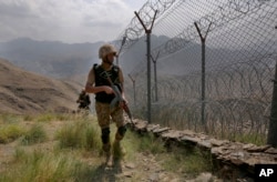 Pasukan Angkatan Darat Pakistan tampak berpatroli di sepanjang pagar perbatasan Pakistan-Afghanistan di distrik Khyber, Pakistan. (Anjum Naveed/AP)
