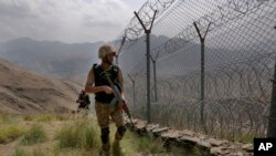 نیروهای ارتش پاکستان در حال گشت‌زنی در امتداد حصار مرزی با افغانستان در پست بالای تپه «بیگ بن». منطقه خیبر، پاکستان (آرشیو)