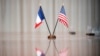 پرچم فرانسه در کنار پرچم آمریکا